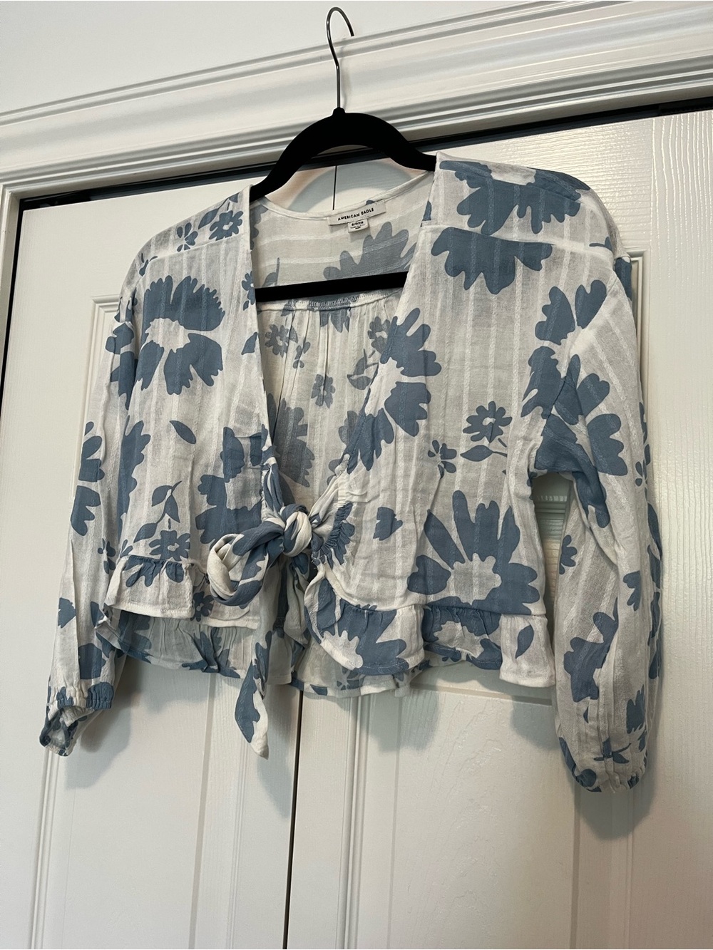American Eagle White and Light Blue Floral Front Tie Top Boho Romantic S